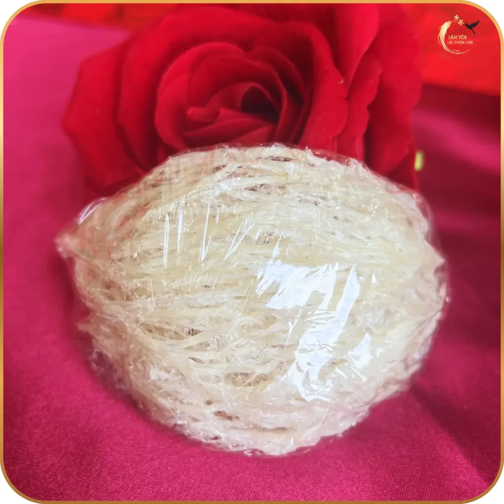 Cấu trúc tai yến rút lông cao cấp với các sợi yến đan xen chặt chẽ, chứa hơn 31 dưỡng chất thiết yếu giúp phục hồi thể lực và trẻ hóa làn da.