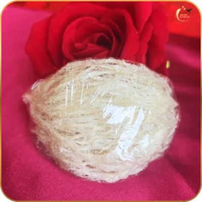 Cấu trúc tai yến rút lông cao cấp với các sợi yến đan xen chặt chẽ, chứa hơn 31 dưỡng chất thiết yếu giúp phục hồi thể lực và trẻ hóa làn da.