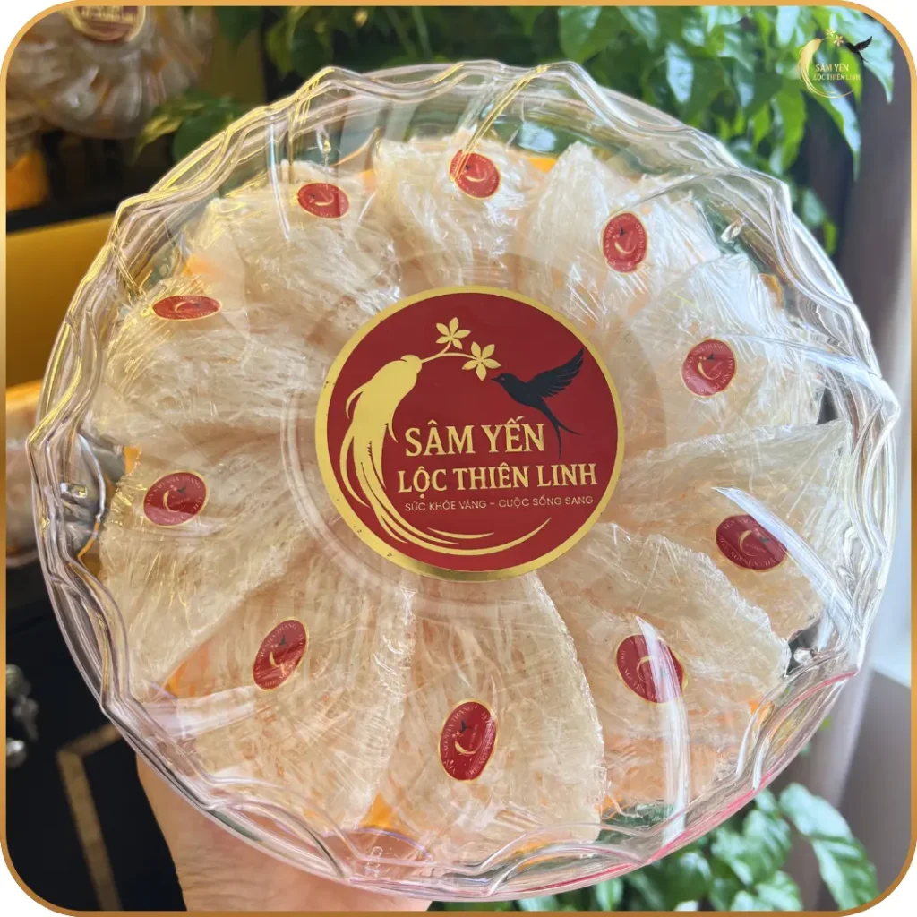 Cận cảnh hộp tổ yến rút lông cao cấp thương hiệu Sâm Yến Lộc Thiên Linh, sản phẩm sạch lông hoàn toàn, không sử dụng chất bảo quản hay tẩy trắng