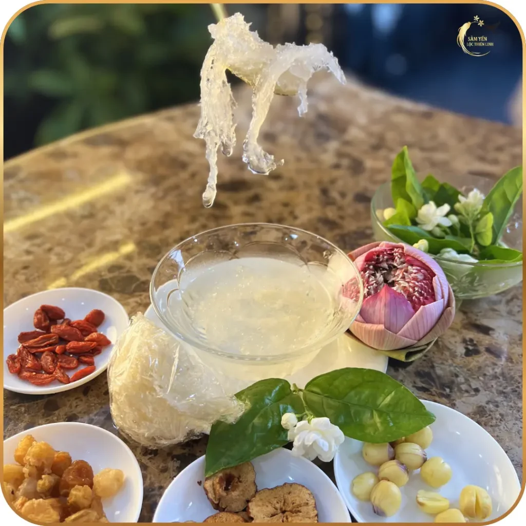 Hình ảnh sợi yến rút lông cao cấp Nha Trang sau khi ngâm nở, sợi yến dài, dai và trong suốt, giữ trọn hàm lượng Protein tinh khiết trên 50%.