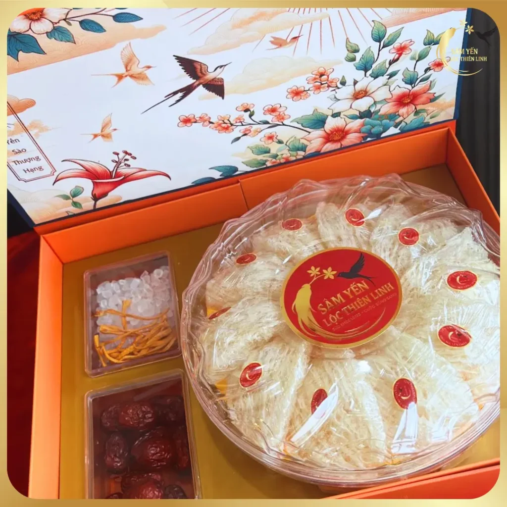 Set quà tặng tổ yến rút lông Nha Trang sang trọng, bao gồm táo đỏ và phụ kiện chưng yến đi kèm.