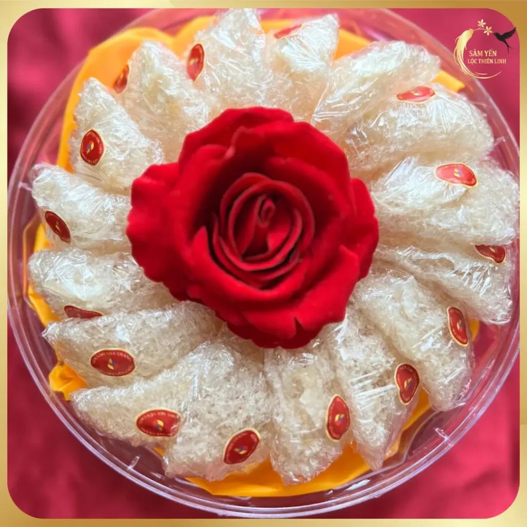 Hộp quà tặng tổ yến tinh chế vụn Nha Trang trang trí hoa hồng sang trọng, lịch sự.