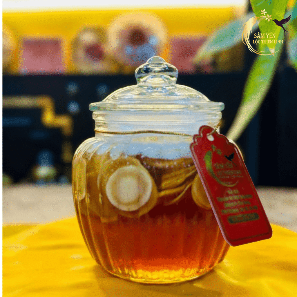 Sản phẩm sâm ngâm mật ong rừng hũ 750g tại Lộc Thiên Linh hỗ trợ cải thiện giấc ngủ và phục hồi thể trạng cho người già.