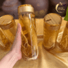 Cận cảnh củ nhân sâm Hàn Quốc 6 năm tuổi thượng hạng trong chai thủy tinh 500ml thiết kế hiện đại và sang trọng.