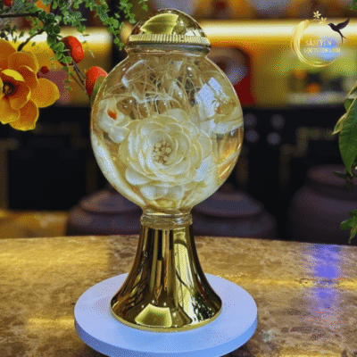 Cận cảnh đóa hoa sâm được nghệ nhân kết thủ công từ sâm Hàn Quốc 6 năm tuổi ngâm rượu men lá rừng Hòa Bình 35 độ.