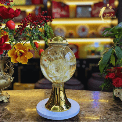 Bình rượu hoa sâm nghệ thuật 5 lít dáng quả trứng sang trọng tượng trưng cho sự viên mãn trưng bày tại Lộc Thiên Linh.