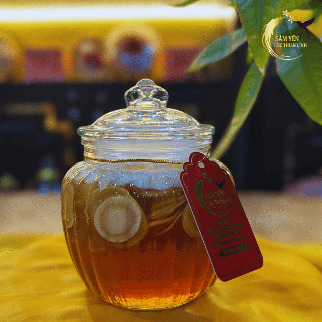 Hũ nhân sâm tươi Hàn Quốc 6 năm tuổi thái lát ngâm mật ong rừng nguyên chất 750g giúp bồi bổ sức khỏe và tăng đề kháng.