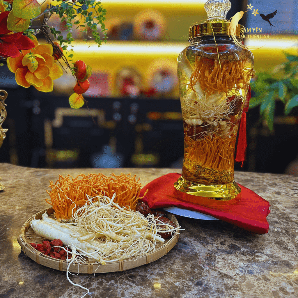 Set quà tặng sức khỏe Combo Ngũ Bổ Sinh Lực trưng bày cùng bình rượu sâm nghệ thuật tại showroom Sâm Yến Lộc Thiên Linh.