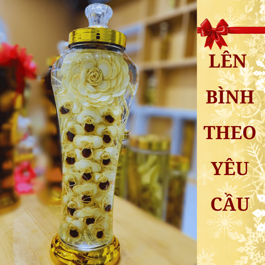 Cận cảnh 1 bông hoa sâm lớn và 9 bông nhỏ được kết thủ công tỉ mỉ từ nhân sâm Hàn Quốc 6 năm tuổi trong bình 7 lít.