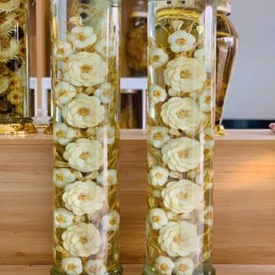 Bình hoa sâm trụ 20 lít kết tinh xảo 5 bông hoa lớn và 13 bông hoa nhỏ từ nhân sâm Hàn Quốc ngâm rượu men lá Hòa Bình 38 độ đẳng cấp.