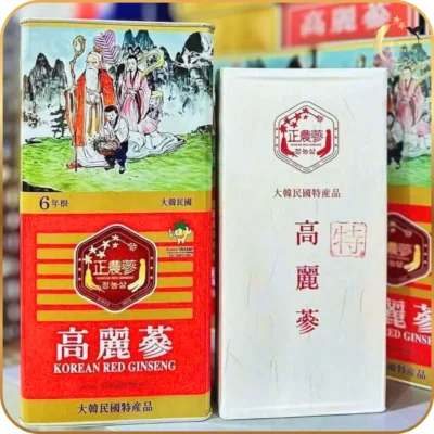 Trọn bộ sản phẩm hồng sâm Hàn Quốc hộp thiếc 300g bao gồm vỏ hộp giấy và túi xách sang trọng, thích hợp làm quà tặng sức khỏe cao cấp.