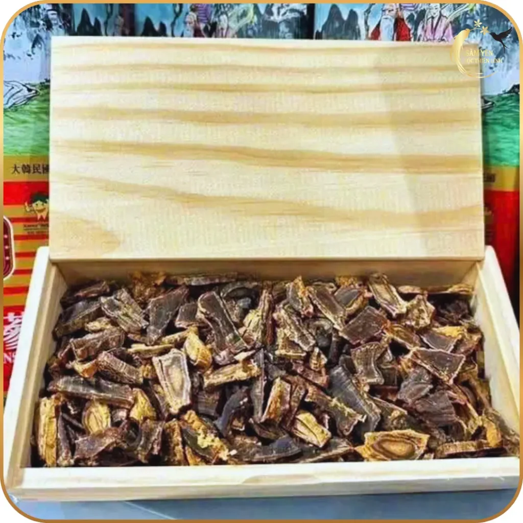 Hình ảnh những lát hồng sâm khô màu nâu sẫm được bảo quản trong hộp gỗ sang trọng bên trong hộp thiếc 300g.