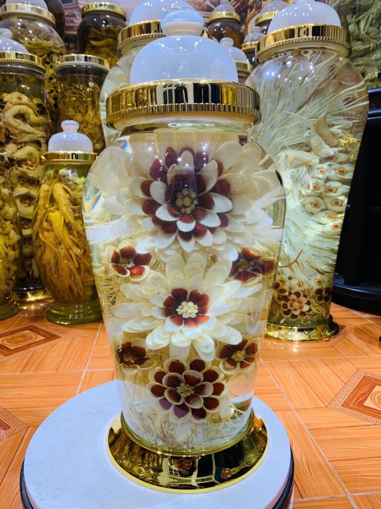 Cận cảnh những đóa hoa sâm được kết thủ công tỉ mỉ từng cánh từ nhân sâm tươi 6 năm tuổi trong bình 13.2 lít.