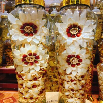 Tác phẩm cặp bình hoa sâm 7 lít Song Tài với các bông hoa sâm điêu khắc thủ công tinh xảo tượng trưng cho tài lộc và sức khỏe dồi dào.