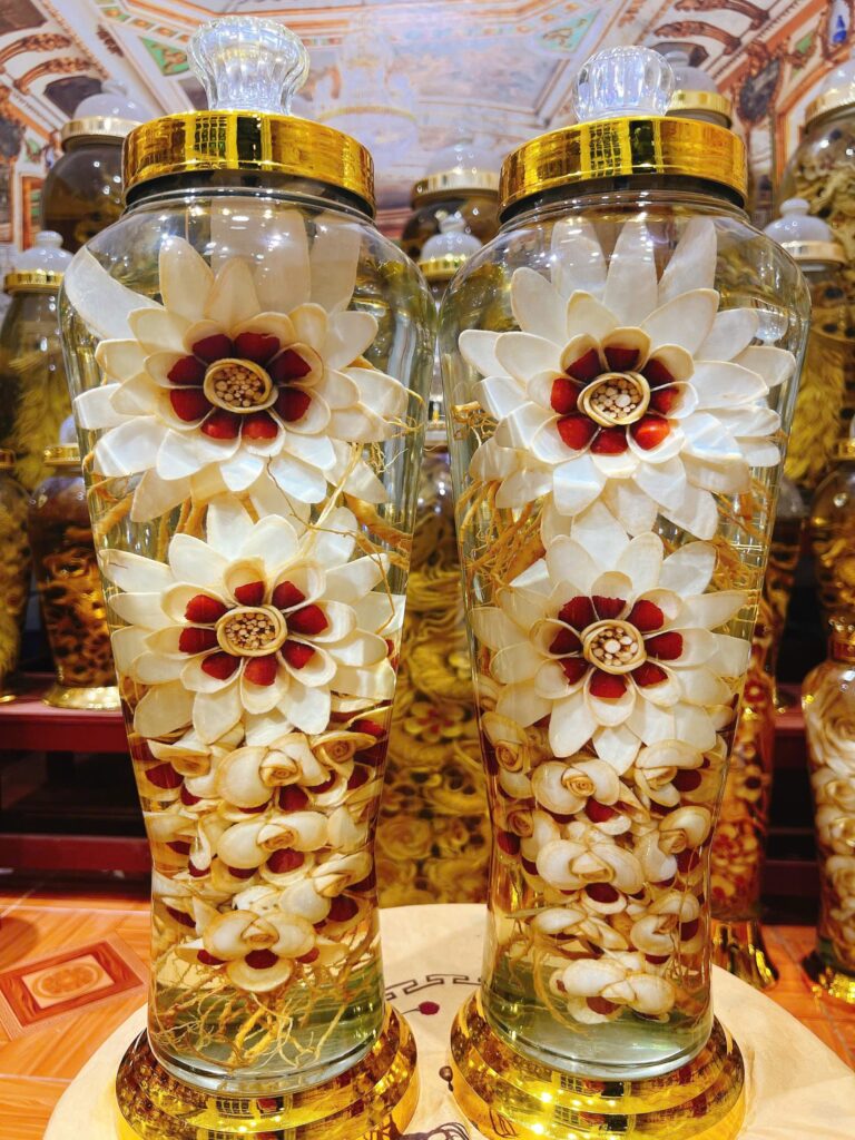 Tác phẩm cặp bình hoa sâm 7 lít Song Tài với các bông hoa sâm điêu khắc thủ công tinh xảo tượng trưng cho tài lộc và sức khỏe dồi dào.