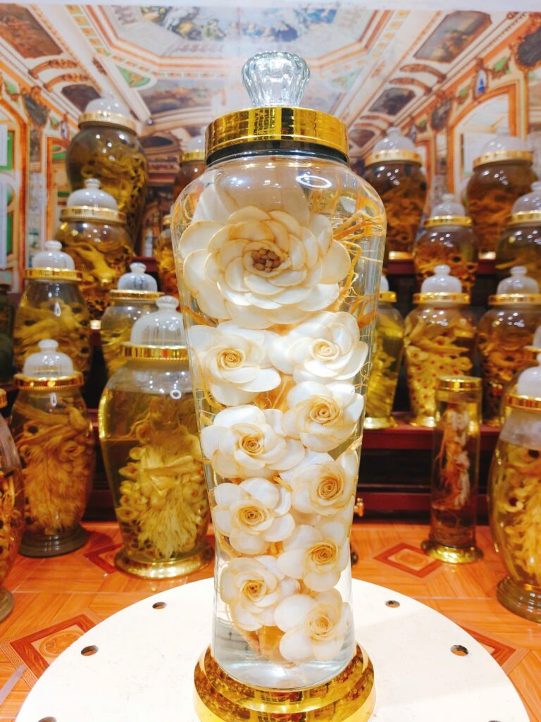 Bình hoa sâm 7 lít điêu khắc nghệ thuật trưng bày cùng dàn rượu sâm thượng hạng tại showroom Lộc Thiên Linh 82 Võ Chí Công.