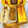 Trọn bộ Thiên Sâm KKG bao gồm hộp thiếc vàng sang trọng, khay gỗ chứa sâm nguyên củ và đĩa sâm thái lát bồi bổ sức khỏe.