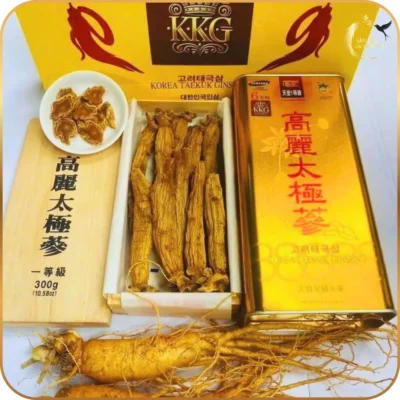 Trọn bộ Thiên Sâm KKG bao gồm hộp thiếc vàng sang trọng, khay gỗ chứa sâm nguyên củ và đĩa sâm thái lát bồi bổ sức khỏe.