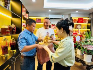 Nhân viên Sâm Yến Lộc Thiên Linh tận tình hỗ trợ khách hàng đóng gói những bộ quà tặng sức khỏe sang trọng dành cho đối tác tại Hà Nội.