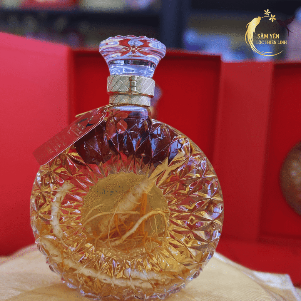 Rượu sâm nấm đông trùng hạ thảo thành phần gồm sâm Hàn Quốc 6 năm tuổi, 10g đông trùng hạ thảo tươi, táo đỏ và kỷ tử.