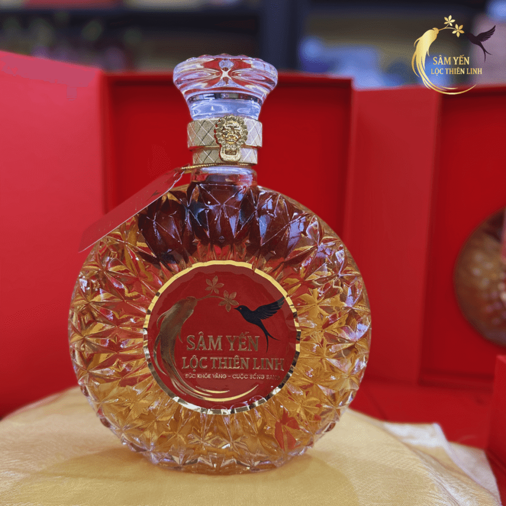 Cận cảnh thiết kế bình rượu sâm nấm đông trùng hạ thảo 500ml với nhãn mác thương hiệu Lộc Thiên Linh chính hãng.