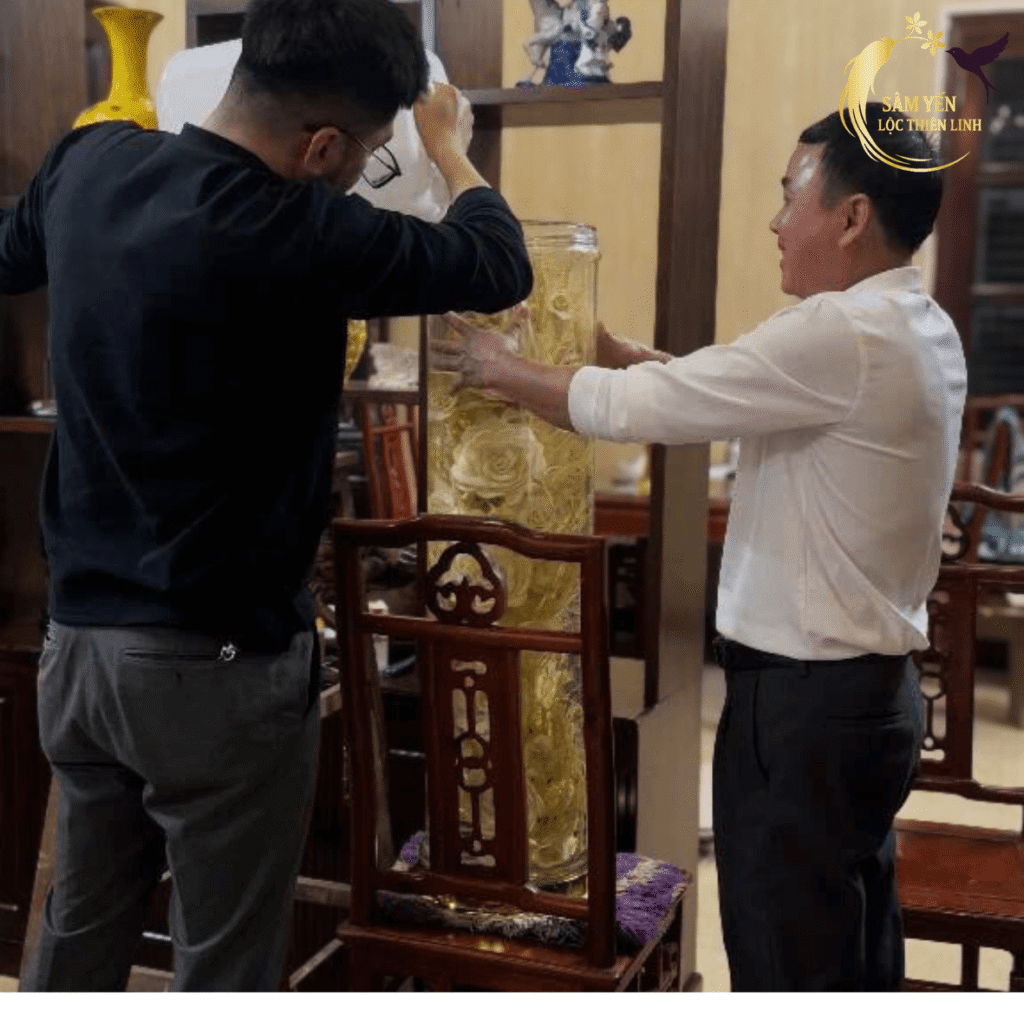 Nhân viên Sâm Yến Lộc Thiên Linh tỉ mỉ thực hiện quy trình ngâm rượu vào bình hoa sâm Hàn Quốc nghệ thuật cho khách hàng.