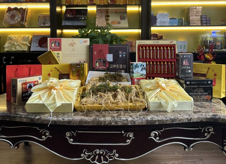 Không gian trưng bày showroom Sâm Yến Lộc Thiên Linh tại Hà Nội với đa dạng các dòng quà biếu cao cấp từ nhân sâm, đông trùng và yến sào