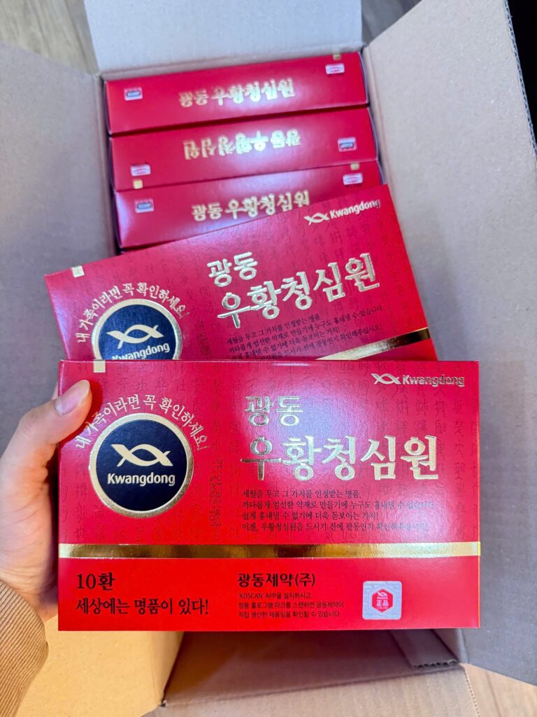 Cầm trên tay hộp An Cung Ngưu Hoàng Hoàn Kwangdong tổ kén đỏ chính hãng Hàn Quốc tại showroom Lộc Thiên Linh