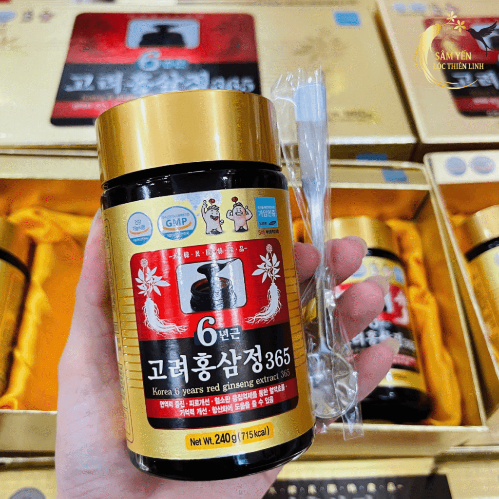 Trên tay hũ cao hồng sâm 365 Hàn Quốc loại 240g nhỏ gọn tiện lợi để khách hàng sử dụng mỗi buổi sáng