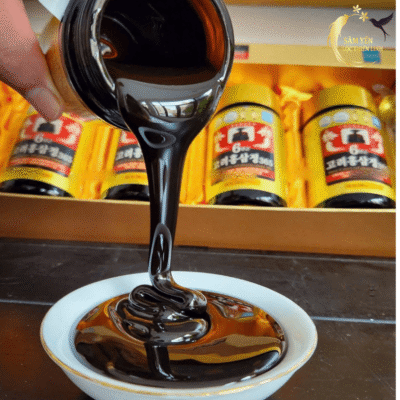 Cận cảnh dòng cao hồng sâm 365 Hàn Quốc sánh mịn nguyên chất được rót từ hũ giúp bồi bổ sức khỏe toàn diện