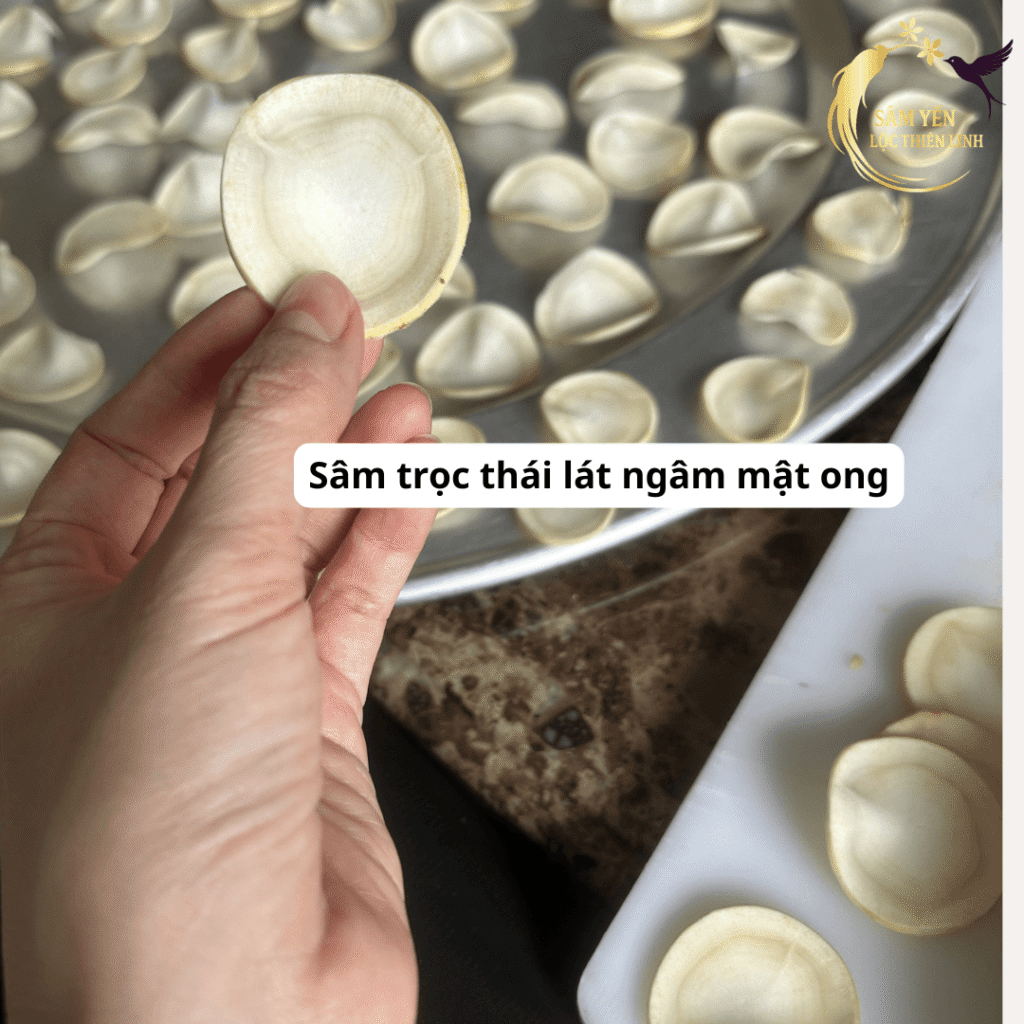 Cận cảnh lát nhân sâm trọc tươi chuẩn 6 năm tuổi loại 8 củ 1kg với thớ sâm chắc nịch và mùi thơm đặc trưng