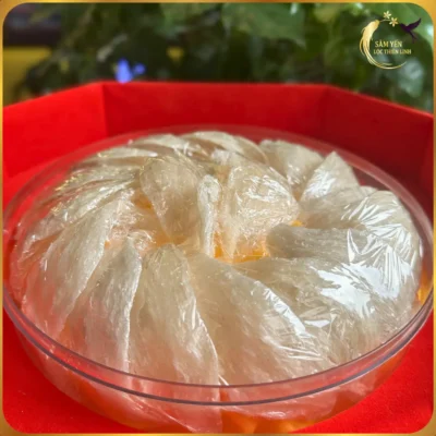 Góc nhìn cận cảnh độ dày và sự tinh tế của các tổ yến sào rút lông khô Nha Trang trong hộp quà biếu Sâm Yến Lộc Thiên Linh. Nhãn vàng nổi bật, cam kết hoàn tiền 200% nếu phát hiện hàng giả, hàng kém chất lượng.