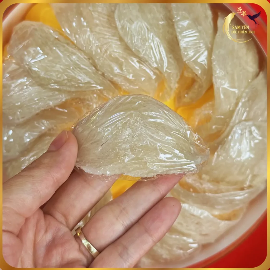 Hình ảnh cận cảnh sợi yến sào rút lông khô Nha Trang cao cấp, sợi to dai, giữ nguyên dáng tổ, cam kết không chất tẩy trắng tại Sâm Yến Lộc Thiên Linh.